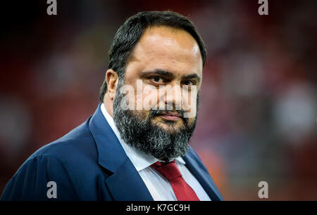 Pireo, Grecia - Sempteber 12, 2017: Evangelos Marinakis presidente di Olympiacos durante la UEFA Champions League tra Olympiacos vs Sportin Foto Stock