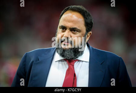 Pireo, Grecia - Sempteber 12, 2017: Evangelos Marinakis presidente di Olympiacos durante la UEFA Champions League tra Olympiacos vs Sportin Foto Stock