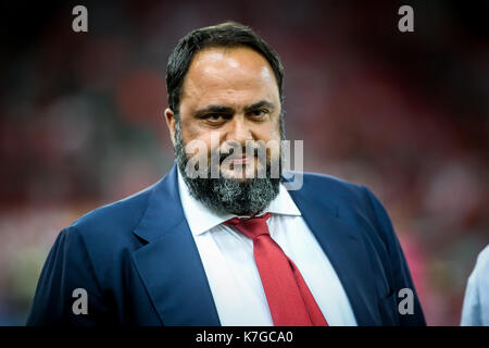 Pireo, Grecia - Sempteber 12, 2017: Evangelos Marinakis presidente di Olympiacos durante la UEFA Champions League tra Olympiacos vs Sportin Foto Stock