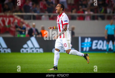 Pireo, Grecia - Sempteber 12, 2017: il giocatore di Olympiacos Felipe Pardo in azione durante la finale di UEFA Champions League tra Olympiacos vs Sporting Foto Stock