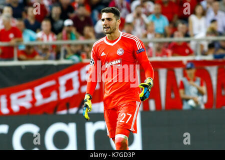 Pireo, Grecia - Sempteber 12, 2017: il giocatore di Olympiacos Stefanos Kapino in azione durante la finale di UEFA Champions League tra Olympiacos vs Sport Foto Stock