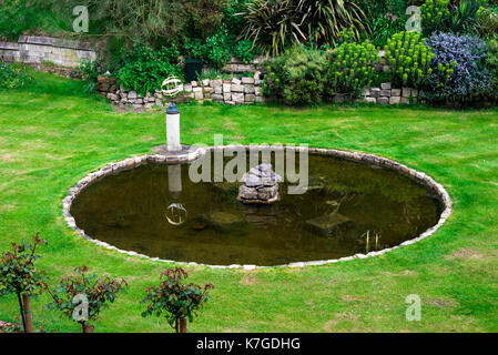 Giardino interno con un piccolo laghetto e fontana nel castello di Windsor, Inghilterra Foto Stock