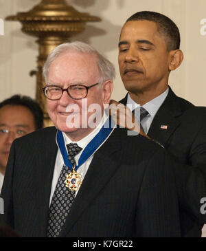 Warren Buffett presso la Medaglia della Libertà cerimonia in cui egli ha ricevuto la medaglia di libertà, il 15 febbraio 2011. Credito: Patsy Lynch/MediaPunch Foto Stock