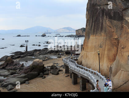 Xiamen, Cina - agosto 23, 2014: turistica a giocare a haoyue parco di Isola di Gulangyu nella città di Xiamen, Fujian, Cina Foto Stock