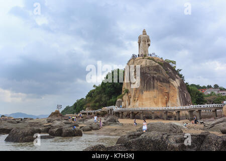 Xiamen, Cina - agosto 23, 2014: parco haoyue Zheng Chenggong statua a Isola di Gulangyu nella città di Xiamen, Fujian, Cina Foto Stock