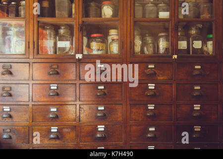 Vecchio medico a base di erbe shop rétro in stile cinese raccolta di stagionatura armadio in legno nel negozio di erbe. Foto Stock