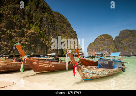 Lunga coda di barche in maya bay, le isole Phi Phi, Thailandia. Foto Stock