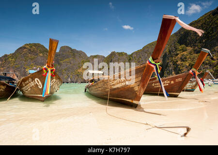 Lunga coda di barche in maya bay, le isole Phi Phi, Thailandia. Foto Stock