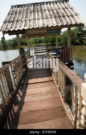 Piattaforma sull'acqua a Ao noi Bay. Prachuap Khiri Khan, Thailandia, Asia sudorientale Foto Stock