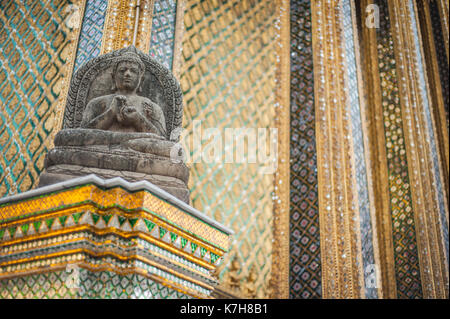 Statua del Buddha fuori Phra Mondop (la biblioteca) a Wat Phra Kaew (Tempio del Buddha di Smeraldo). Il Grand Palace, Phra Nakhon, Bangkok, Thailandia Foto Stock