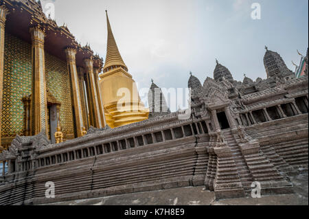 Modello di Angkor Wat con Phra Siratana Chedi e Phra Mondop sullo sfondo al Tempio del Buddha di Smeraldo. Il Grand Palace, Thailandia Foto Stock