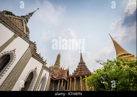 Phra Wiharn Yod, Prasat Phra Depbidorn, Phra Mondop e Phra Siratana Chedi al Tempio del Buddha di Smeraldo. Il Grand Palace, Thailandia Foto Stock