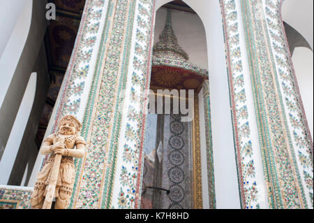 Statua mitologica che custodisce l'ingresso a Phra Wiharn Yod a Wat Phra Kaew (Tempio del Buddha di Smeraldo). Il Grand Palace, Bangkok, Thailandia Foto Stock