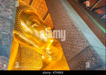 Il Buddha sdraiato a Wat Phra Chetuphon (Wat Pho). Distretto di Phra Nakhon, Bangkok, Thailandia Foto Stock
