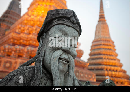 Statua del Guardiano Cinese di fronte a Three Chedis. (Wat Pho, Tempio del Buddha sdraiato). Il Grand Palace, Phra Nakhon, Bangkok, Thailandia Foto Stock