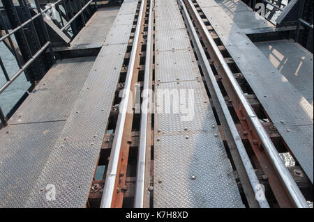 Primo piano delle piste ferroviarie del ponte sul fiume Kwai. Kanchanaburi, Tailandia Foto Stock