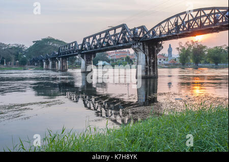 Ponte sul fiume Kwai al tramonto. Kanchanaburi, Tailandia Foto Stock