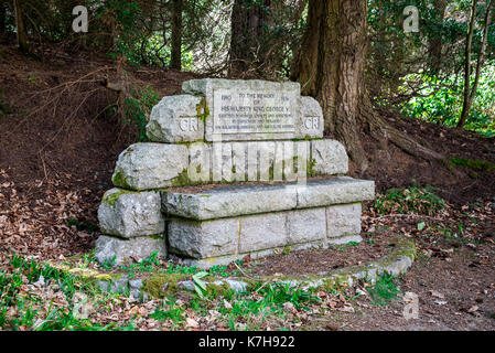 Banco di pietra commemorativa di King George vicino al fiume Dee nel Castello Balmoral, Aberdeenshire, Scozia Foto Stock