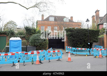 La foto Deve Essere Accreditata ©Kate Green/Alpha Press 079965 21/03/2016 l'uomo d'affari britannico Robert Beecham (65) ha appena ottenuto l'approvazione da Camden Council per i piani sulla sua casa Primrose Hill a Londra Nord per il più grande mega seminterrato di Londra. Beecham fece fortuna dopo aver ottenuto la prima licenza di Star Wars in Europa nel 1977. Ha venduto ad Hasbro nel 2002 per diventare uno sviluppatore di proprietà. La riqualificazione del palazzo £15million comprende l'enorme seminterrato di 200ft, la lunghezza di sette autobus di Londra. Ospita una sala banchetti per 80 persone, un bagno turco e anche una grotta di sale Foto Stock