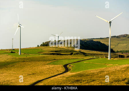 Le turbine eoliche delle centrali eoliche Cezallier, Puy de Dome, Auvergne, Francia Foto Stock