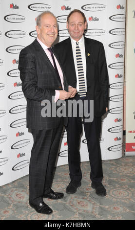 La foto Deve Essere Accreditata ©Kate Green/Alpha Press 079965 02/02/2016 Gyles Brandreth e John Lloyd all'Oldie of the Year Awards 2016 che si è tenuto a Simpsons nello Strand di Londra. Foto Stock