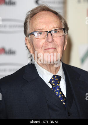 La foto Deve Essere Accreditata ©Kate Green/Alpha Press 079965 02/02/2016 Robert Hardy all'Oldie of the Year Awards 2016 tenutosi a Simpsons nello Strand di Londra. Foto Stock