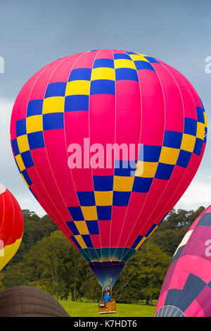 Longleat, WILTSHIRE REGNO UNITO. Il 15 settembre 2017. Un misto di giorno del meteo non scoraggiare i visitatori godendo la Sky Safari i palloni ad aria calda a Longleat. Rosa colorato mongolfiera tenuto spento. Credito: Carolyn Jenkins/Alamy Live News Foto Stock