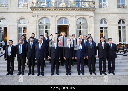 (170916) -- Parigi, sept. 16, 2017 (Xinhua) -- il presidente francese Emmanuel macron(5 r, anteriore) in posa per una foto di gruppo con il cinese delegati presenti al forum boao per l Asia meeting di Parigi 2017 a Parigi, Francia, sept. 15, 2017. (Xinhua) (gj) Foto Stock