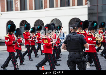 Windsor, Regno Unito. 16 Settembre, 2017. La Thames Valley Police implementato un aumento nel numero di poliziotti armati sul dazio in Windsor per la cerimonia del Cambio della guardia al Castello di Windsor in risposta al sollevamento del terrore livello di minaccia di grave a critica da parte del comune di terrorismo Centro di analisi in seguito al tentativo di attentato alla Parsons verde. Credito: Mark Kerrison/Alamy Live News Foto Stock