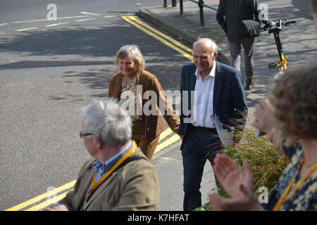 Leader del partito vince arriva il cavo al gruppo del partito europeo dei liberali democratici autunno conferenza in Bournemouth con sua moglie Rachel e saranno accolti da attivisti di partito Foto Stock