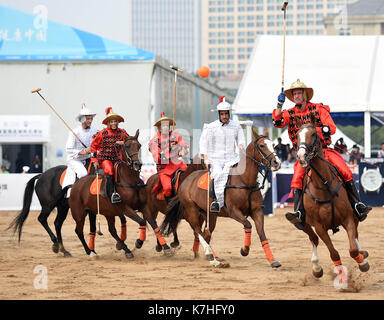 Tianjin, Cina. Xvi Sep, 2017. i giocatori indossando costumi antichi eseguire equestrian partita di polo davanti a longines showjumping equestre grand prix(1.40m-1.50m) a 2017 longines cina tour altezze fortune cup tianjin stazione di Tianjin, Cina del nord, sett. 16, 2017. Credito: yue yuewei/xinhua/alamy live news Foto Stock