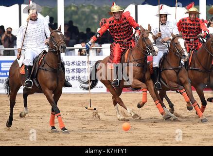 Tianjin, Cina. Xvi Sep, 2017. i giocatori indossando costumi antichi eseguire equestrian partita di polo davanti a longines showjumping equestre grand prix(1.40m-1.50m) a 2017 longines cina tour altezze fortune cup tianjin stazione di Tianjin, Cina del nord, sett. 16, 2017. Credito: yue yuewei/xinhua/alamy live news Foto Stock