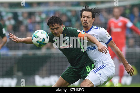 Brema Thomas Delaney (l) e schalke's benjamin stambouli si contendono la palla durante la Bundesliga tedesca partita di calcio tra werder brema e FC Schalke 04 nel weserstadion di Brema, Germania, 16 settembre 2017. (Embargo condizioni - Attenzione: grazie alle linee guida di accreditamento, il dfl consente solo la pubblicazione e utilizzazione di fino a 15 immagini per corrispondenza su internet e nei contenuti multimediali in linea durante la partita.) Foto: carmen jaspersen/dpa Foto Stock