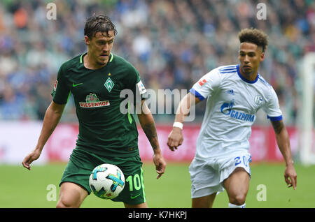 Brema è max kruse (l) e schalke's thilo kehrer si contendono la palla durante la Bundesliga tedesca partita di calcio tra werder brema e FC Schalke 04 nel weserstadion di Brema, Germania, 16 settembre 2017. (Embargo condizioni - Attenzione: grazie alle linee guida di accreditamento, il dfl consente solo la pubblicazione e utilizzazione di fino a 15 immagini per corrispondenza su internet e nei contenuti multimediali in linea durante la partita.) Foto: carmen jaspersen/dpa Foto Stock