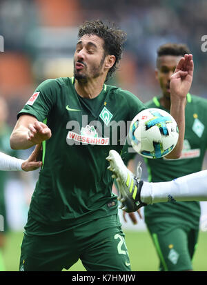 Schalke's bastian oczipka (l) e il werder's ishak belfodil vie per la palla durante la Bundesliga tedesca partita di calcio tra werder brema e FC Schalke 04 nel weserstadion di Brema, Germania, 16 settembre 2017. (Embargo condizioni - Attenzione: grazie alle linee guida di accreditamento, il dfl consente solo la pubblicazione e utilizzazione di fino a 15 immagini per corrispondenza su internet e nei contenuti multimediali in linea durante la partita.) Foto: carmen jaspersen/dpa Foto Stock