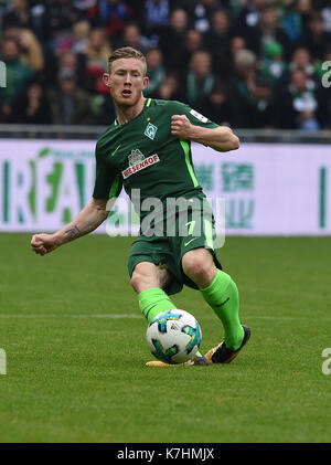 Il werder di florian kainz in azione durante la Bundesliga tedesca partita di calcio tra werder brema e FC Schalke 04 nel weserstadion di Brema, Germania, 16 settembre 2017. (Embargo condizioni - Attenzione: grazie alle linee guida di accreditamento, il dfl consente solo la pubblicazione e utilizzazione di fino a 15 immagini per corrispondenza su internet e nei contenuti multimediali in linea durante la partita.) Foto: carmen jaspersen/dpa Foto Stock