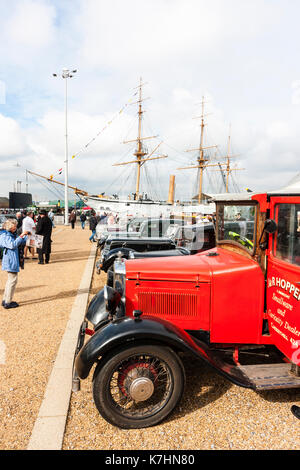 Inghilterra, chatham dockyard. evento. saluto alla 40s. fila di auto d'epoca e veicoli di servizio da 1930 a 1940s. Foto Stock