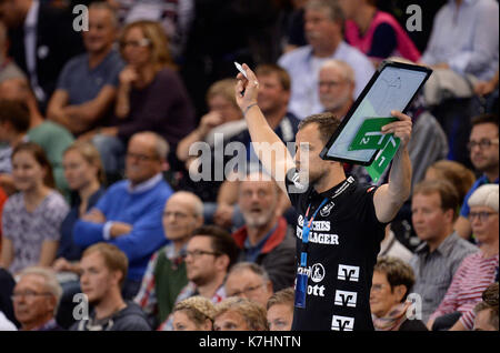 Flensburg, Germania. Xvi Sep, 2017. flensburg allenatore maik machulla gesti al margine durante la pallamano champions league group b match tra sg flensburg-handewitt e Aalborg hb in flens-arena di Flensburg, Germania, 16 settembre 2017. foto: Daniel reinhardt/dpa/alamy live news Foto Stock