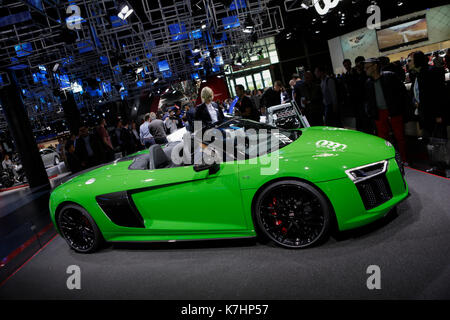 Francoforte, Germania. Il 15 settembre 2017. La casa automobilistica tedesca Audi, parte del gruppo Volkswagen presenta la Audi R8 V10 plus Spyder auto sportiva della 67. IAA. Il 67. Internationale Automobil-Ausstellung (IAA di Francoforte è con oltre 1000 espositori uno del motore più grande mostra in tutto il mondo. La mostra sarà aperta per il pubblico in generale dal XVI fino al 24 settembre. Foto Stock