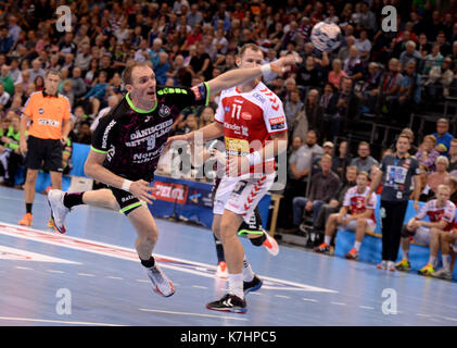 Flensburg, Germania. 16 Set 2017. Flensburg's Holger Glandorf (L) in azione contro Simon Hald di Aalborg durante la partita di pallamano della Champions League di gruppo tra SG Flensburg-Handewitt e Aalborg HB nella Flens-Arena di Flensburg, Germania, 16 settembre 2017. Foto: Daniel Reinhardt/dpa/Alamy Live News Foto Stock