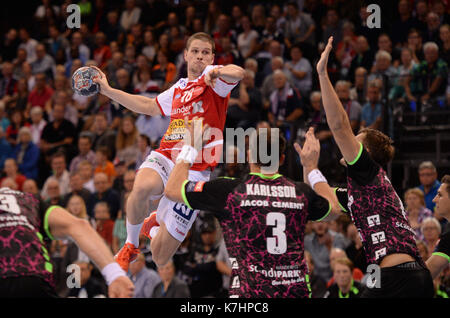 Flensburg, Germania. 16 Set 2017. Tobias Karlsson (L) di Flensburg in azione contro il Lovro Jotic di Aalborg durante la partita di pallamano della Champions League Group Phase tra SG Flensburg-Handewitt e Aalborg HB nella Flens-Arena di Flensburg, Germania, 16 settembre 2017. Foto: Daniel Reinhardt/dpa/Alamy Live News Foto Stock