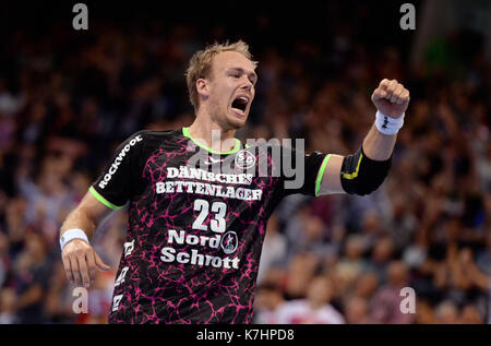 Flensburg, Germania. 16 Set 2017. Henrik Toft di Flensburg celebra un gol durante la partita di pallamano della Champions League tra SG Flensburg-Handewitt e Aalborg HB nella Flens-Arena di Flensburg, Germania, il 16 settembre 2017. Foto: Daniel Reinhardt/dpa/Alamy Live News Foto Stock