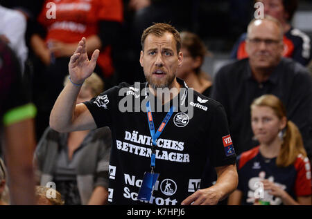 Flensburg, Germania. 16 Set 2017. Maik Machulla, allenatore di Flensburg, gestisce durante la partita di pallamano della Champions League tra SG Flensburg-Handewitt e Aalborg HB nella Flens-Arena di Flensburg, Germania, il 16 settembre 2017. Foto: Daniel Reinhardt/dpa/Alamy Live News Foto Stock