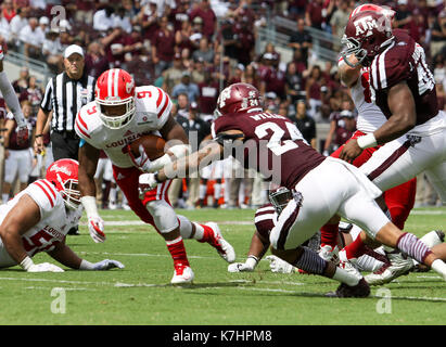 16 settembre 2017: Louisiana-Lafayette Ragin Cajuns running back Trey Ragas (9) precipita per un 3 yard touchdown run per un touchdown nel durante il NCAA Football gioco tra il Louisiana-Lafayette Ragin Cajuns e Texas A&M Aggies a Kyle Campo in College Station TX; John Glaser/CSM. Foto Stock