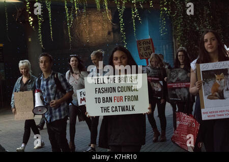 Londra il 16 settembre 2017, anti fur manifestanti marzo sul Gareth Pugh lfw17 presentazione al bfi imax credito: Ian Davidson/alamy live news Foto Stock