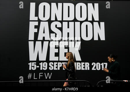 Londra, Regno Unito. 16 Settembre, 2017. Due donne a entrare la mostra presso la BFC Showspace per la London Fashion Week. Esecuzione di oltre cinque giorni, l'evento vede designer mostrare i loro Autunno/Inverno 2018 gamma in luoghi in tutta la città. Credito: SOPA Immagini limitata/Alamy Live News Foto Stock