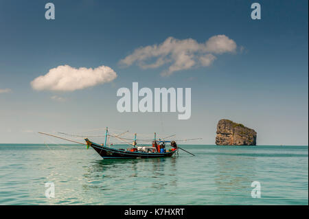 Barca da pesca, parco nazionale marino di Ang Thong, Thailandia Foto Stock