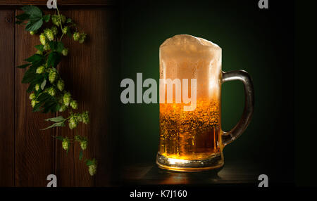 Un bicchiere di fresco, birra fredda close-up su sfondo nero Foto Stock