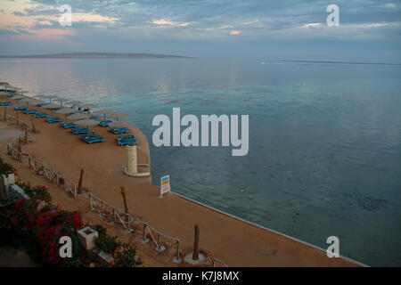 Spiaggia vuota senza turisti in Mar Rosso, Hurghada, Egitto, Africa Settentrionale, Africa Foto Stock