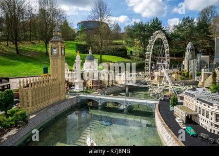 Il Big Ben e la ruota panoramica London Eye modelli in Legoland Windsor miniland, Inghilterra Foto Stock